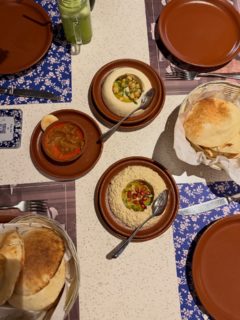 Laaste bietjie van Saudi, gisteraand het ek die lekkerste lekkerste geeët by n Lebanese restaurant. Ek sal vir altyd droom oor hulle Moutabal. 

#lebaneserestaurant #saudiadventures #elmarieberrygoodfood