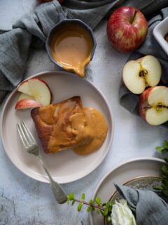 Ek was so gelukkig dat die span van Appels en Tee @kyknettv my gevra het om een van my nostalgiese resepte te deel. Die appeltert was een van my pa se gunstelinge my ma het dit elke jaar met sy verjaarsdag gebak. Ek het hom bietjie vernuwe met karamel en amarula. 
Geniet en as jy nog nie die reeks Appels en Tee begin kyk het nie, dis nou n goeie tyd 😉 

#appelsentee #kyknet #elmarieberry