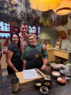 Hoe lekker was dit om saam met @carmenniehaussa op stel te kon wees vir haar nuwe reeks Lekker en Goed wat volgende Donderdag begin om 17:30 op @kyknettv kanaal 144 en ek is op episode 4. 
@lensingherman dit is altyd n fees om te sien hoe mooi maak jy.