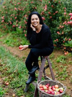 Join me at the Clarens Art Festival for an intimate three-course lunch experience where I’ll be sharing and preparing dishes from Kosbaar and The Table — recipes close to my heart, designed to bring people together around the table.
📍 Titanic View Guesthouse, Clarens
🗓 Sunday, 26 April
⏰ 12:45 – 15:15 (2.5 hours)
🎟 R750 per person
🔗 Tickets available via the link here: https://tickets.tixsa.co.za/event/cook-and-dine-with-elmarie-berry-kook-en-kuier
Only 10 seats available — a small, personal gathering filled with beautiful food, meaningful connection, and inspiration.
I would love to share this table with you 🤍
@clarensartsfestival
@titanicview_placeofpeace
(Photo credit Lindy Kriek)