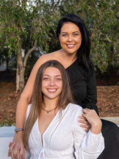 @imperfect.grace.linen 
’n Reeks gebore uit liefde vir tafels, kos en mense.

Saam met my dogter bou ons iets besonders –
waar ek die etes bring en sy die kreatiewe idees wat elke tafel ’n ervaring maak.

Ma & dogter, elkeen met ons eie gawes, maar saam skep ons iets wat mense nader aan mekaar bring.

Want dis om die tafel waar die mooiste stories gebeur.

#ImperfectGrace #TableStyling #MaEnDogter #GatherAroundTheTable