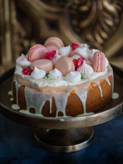 Moederdag herinner my altyd aan die mooiste oomblikke om die tafel… die geur van varsgebakte koek, koffie wat skink, en geliefdes wat saam kuier. 🤍

Al hierdie mooi koeke kom uit my kookboek Kosbaar — ’n boek vol resepte, herinneringe en kosbare inspirasie vir elke seisoen van die lewe.

Ek is so opgewonde om te deel dat Kosbaar einde Mei weer beskikbaar sal wees in al die groot boekwinkels asook op @takealotcom 

Dankie dat julle saam met my bak, onthou en vier.
Gelukkige Moedersdag aan elke ma, ouma en moederfiguur. 🌸

@penguinbookssouthafrica 
@thehungrypenguin_sa