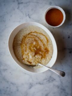 Die Kaap van storms…
Die reuk van kaneel vat my altyd terug na my kinderdae in my ma se huis, of dit nou pannekoek of melktert was. Sagopoeding is een van daardie geregte wat my vertroosting bring met baie gelukkige herinneringe. Vandag is dit uitsienkos wat elke Sondagaand in ons huis gemaak word.
Julle het gevra hier is die sagopoeding se resep uit my kookboek Kosbaar.
Sagopoeding
Bestanddele
1 koppie (250 ml) sago
4 koppies (1 L) melk
2 eetlepels (30 ml) suiker
2 eetlepels (30 ml) botter
2 eetlepels (30 ml) stroop
2 eiergele
kaneel om oor te strooi
Metode
Week die sago in 1 ½ koppie melk totdat die melk opgetrek is. Dit neem so ongeveer 2 ure.
Kook die res van die melk en botter.
Voeg die geweekte sago in en roer heeltyd totdat die sago deurskynend is.
Klits die eiergele en suiker saam en meng dit in sago. Voeg ʼn knippie sout by.
Kook die eiergele deur en voeg die gouestroop by.
Sprinkel kaneel bo-op.
@penguinbookssouthafrica