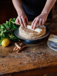 Hoe kan ons nie pannekoek bak in die reën weer nie! Ek het die afgelope week my troos soetgoed se resepte met julle gedeel. Souskluitjies, ongebakte sago poeding en nou my pannekoek resep. 

Bly warm en veilig hier in die koue nat Kaap. 

Die resep kom uit my kookboek Kosbaar.
@penguinbookssouthafrica 

Maklike Pannekoek
Lewer 24 pannekoeke
 
Bestanddele
4 eiers
500 g bruismeel
1,25 liter water
1 teelepel sout
1 koppie olie, plus 1 teelepel vir bak
gerasperde skil van 1 suurlemoen (opsioneel)
kaneelsuiker vir oorstrooi
 
Metode
Meng die eiers, meel, water en sout saam in ’n elektriese menger of jy kan dit ook net klits. Voeg die olie by terwyl die menger besig is om te meng. As jy suurlemoenskil gebruik, kan jy dit ook byvoeg.
Laat die mengsel vir ŉ halfuur staan. Gooi so 1 teelepel olie in ’n kleefvrye pan voordat jy begin bak. Bak dan die pannekoeke in ’n warm pan tot ligbruin aan albei kante. Strooi kaneelsuiker oor en rol die pannekoeke op.
 
Let Wel: Die pannekoeke vries baie goed.