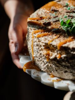 As n Suid-Afrikaaner is die peppermint Crisp-tert definitief een van die resepte wat opkom by my vir erfenis dag.

Peppermint Crisp-tert 🍃 

Dit is ’n groot gunsteling in ons huis. Met elke verjaarsdag of as my man huis toe kom nadat hy ’n maand lank weg was vir werk, maak ek dié tert. Vir spesiale geleenthede verdubbel ek die resep en ek pak dit in lae in ’n losboompan. Jy kan dit in die yskas laat stol of dit vries vir ’n roomyskoek. Haal die roomyskoek so ’n uur voor die tyd uit die vrieskas voor jy dit wil voorsit.
Lewer 1 ronde tert
 
Bestanddele
2 x 200 g-pakkie Tennisbeskuitjies
2 x  koppies Orley Whip of vars room
2 x 360 g-blikkie karamelkondensmelk
2 groot plakke Peppermint Crisp-sjokolade, gerasper
karamelsous, klaargekoop
 
Metode
Voer ’n 22 cm-losboomkoekpan met ’n lagie Tennisbeskuitjies uit.
Klits die Orley Whip of room tot sagte punt. Voeg die karamelkondensmelk by en klits tot dit goed gemeng is.
Smeer ’n laag van die karamelmengsel oor die beskuitjies, gevolg deur ’n laag gerasperde sjokolade. Pak weer ’n laag beskuitjies en herhaal die lae tot die bestanddele op is. Eindig met die karamelmengsel. Strooi sjokolade bo-oor. Laat in die yskas vir 4 uur of oornag vir die beste resultate.
Haal die tert uit die koekpan en drup karamelsous oor (of verhit ’n bietjie karamelkondensmelk en drup oor).

#egsuidafrikaans🇿🇦 #erfenisdag2026