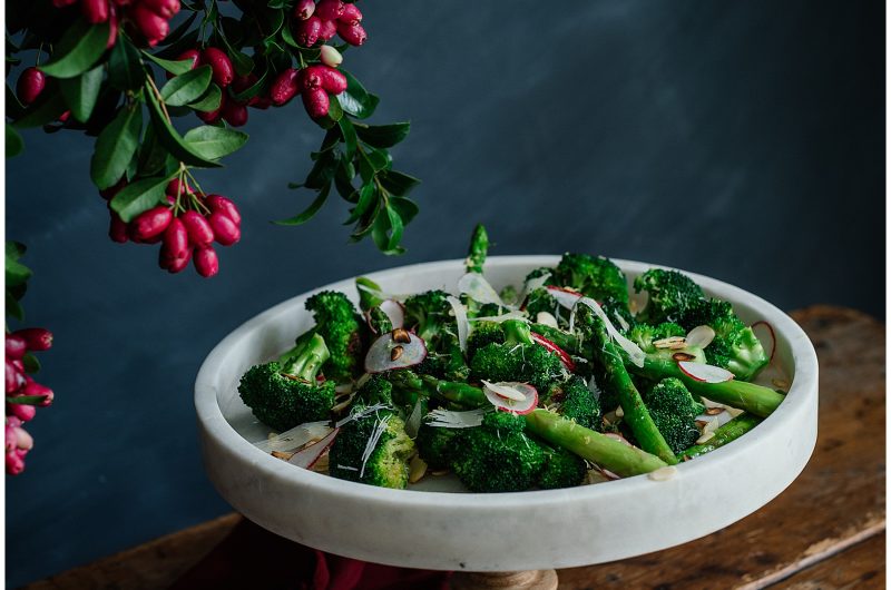 Broccoli en aspersie slaai met sesame-saad en rissies